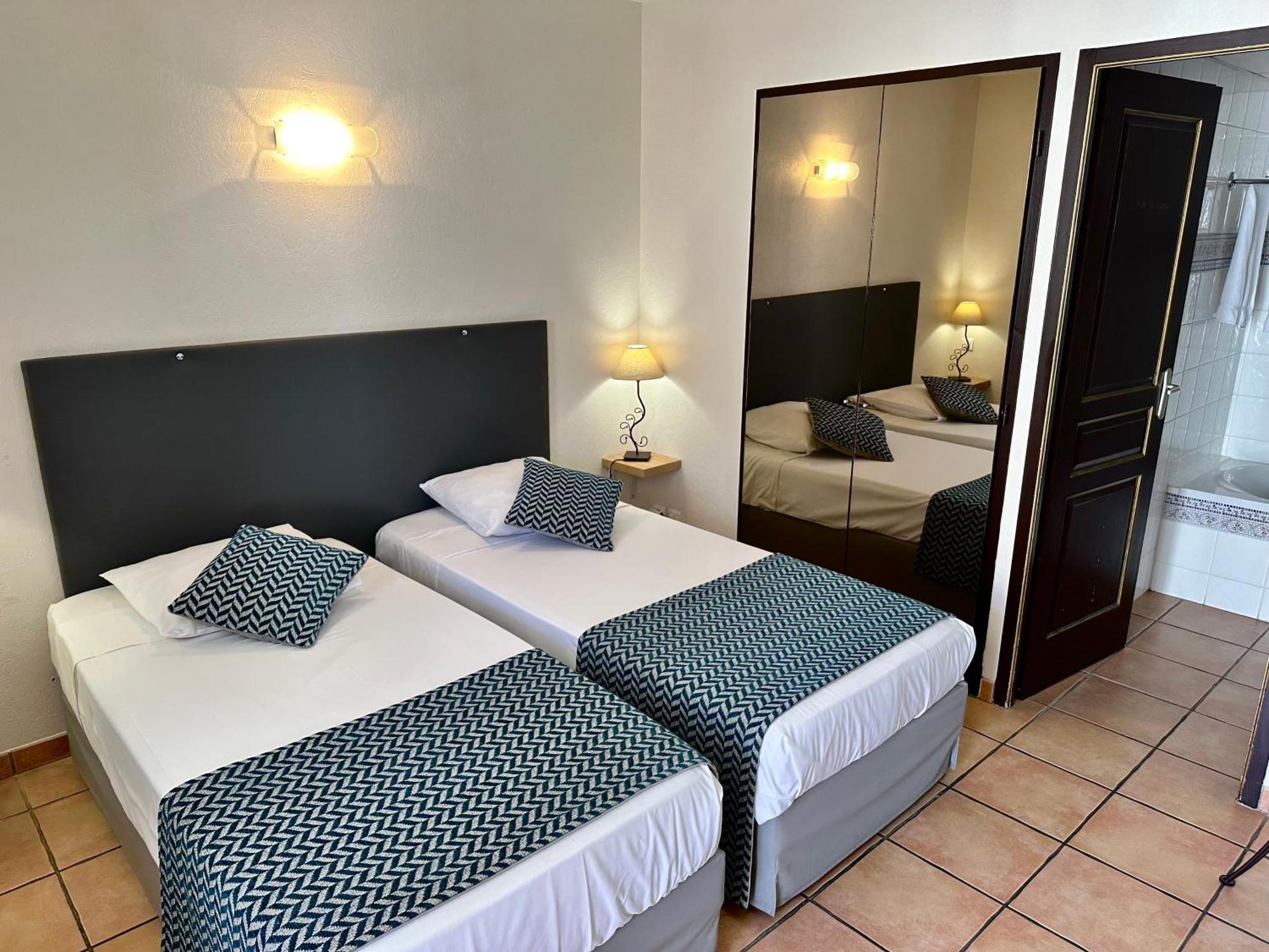 Logis Hotel Les II Mas - Perpignan Sud Кабестань Экстерьер фото